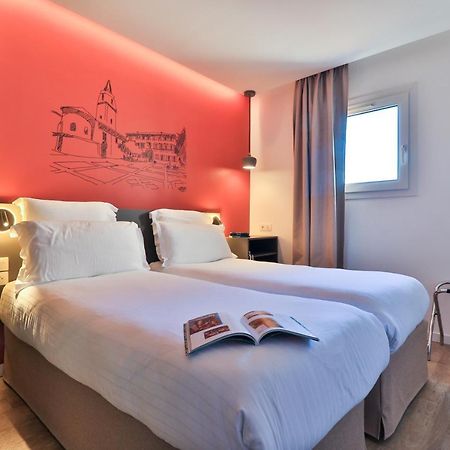 Hotel Restaurant Kyriad Frejus Bagian luar foto