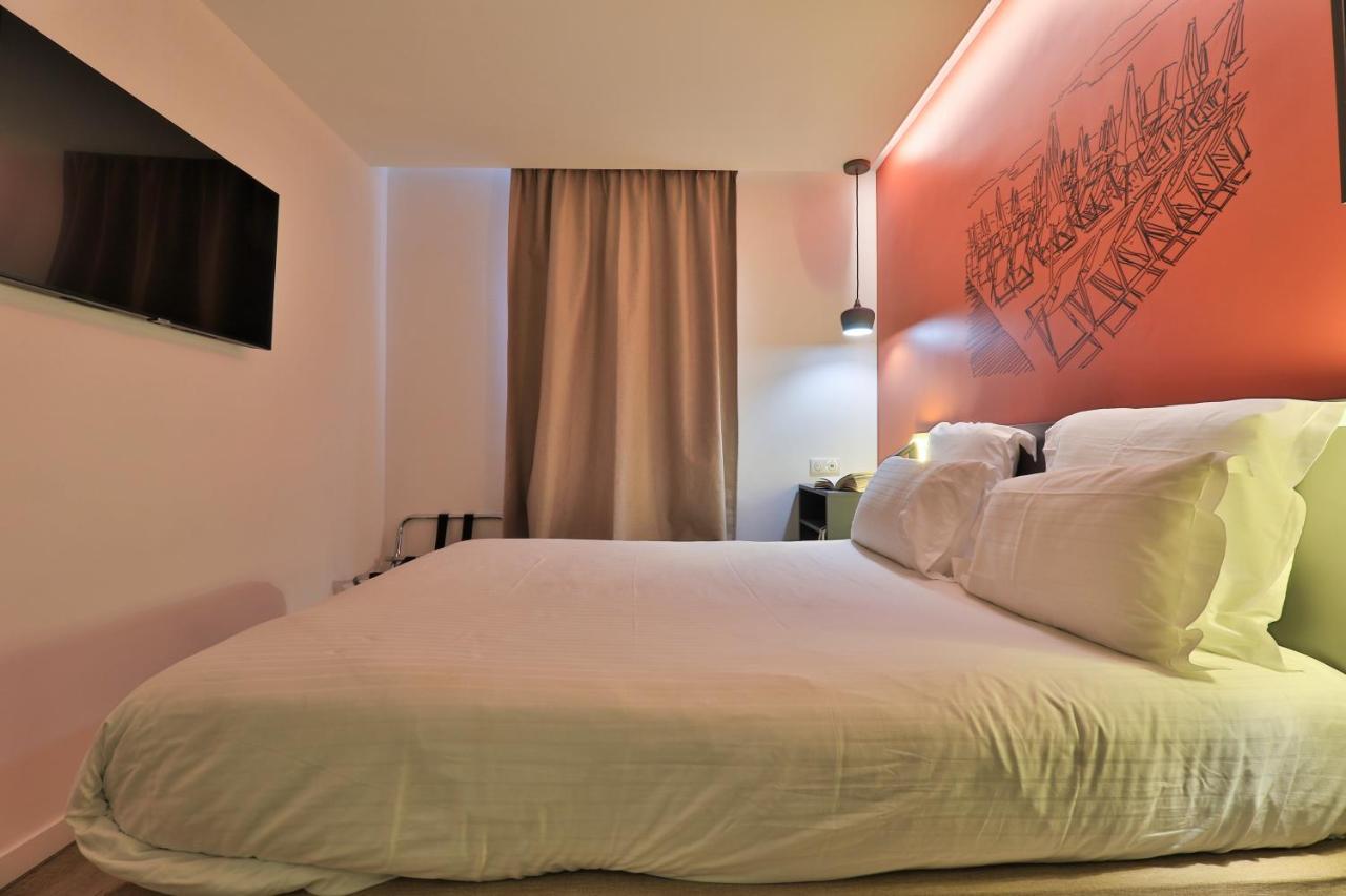 Hotel Restaurant Kyriad Frejus Bagian luar foto