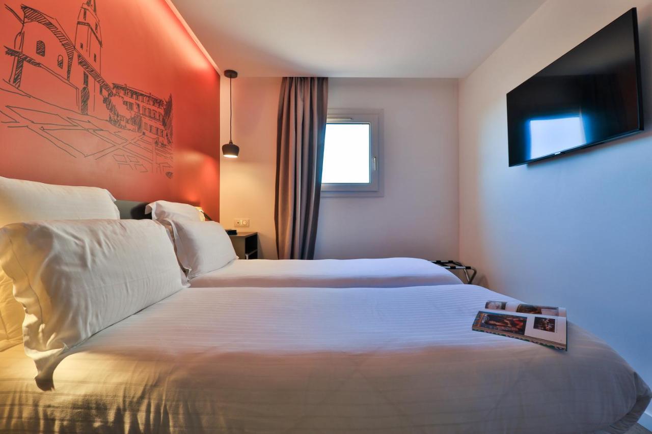 Hotel Restaurant Kyriad Frejus Bagian luar foto