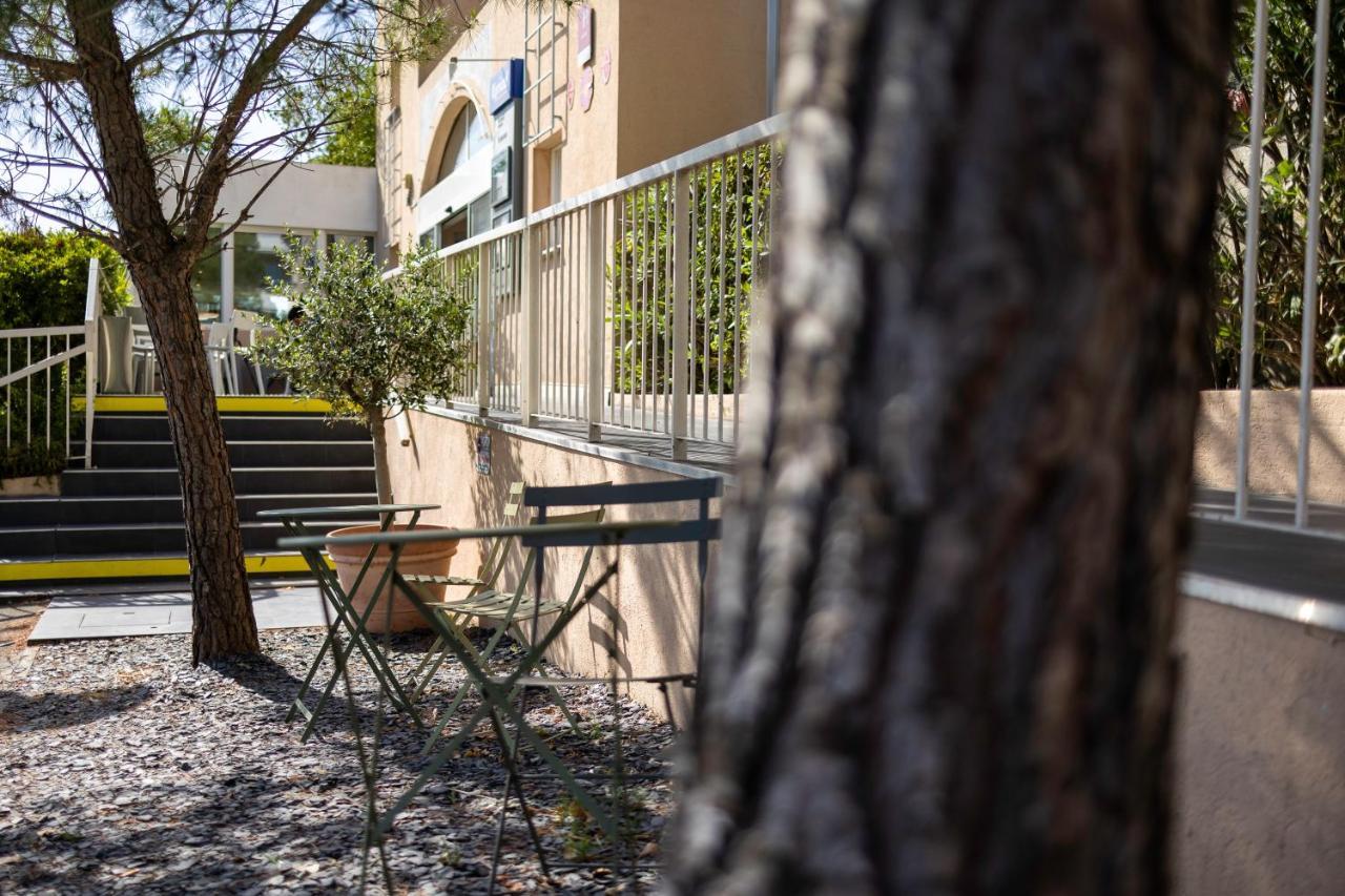 Hotel Restaurant Kyriad Frejus Bagian luar foto