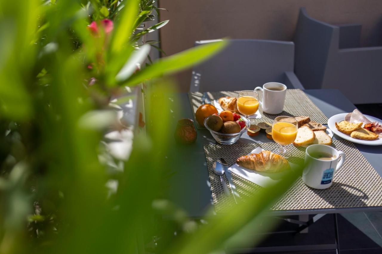 Hotel Restaurant Kyriad Frejus Bagian luar foto