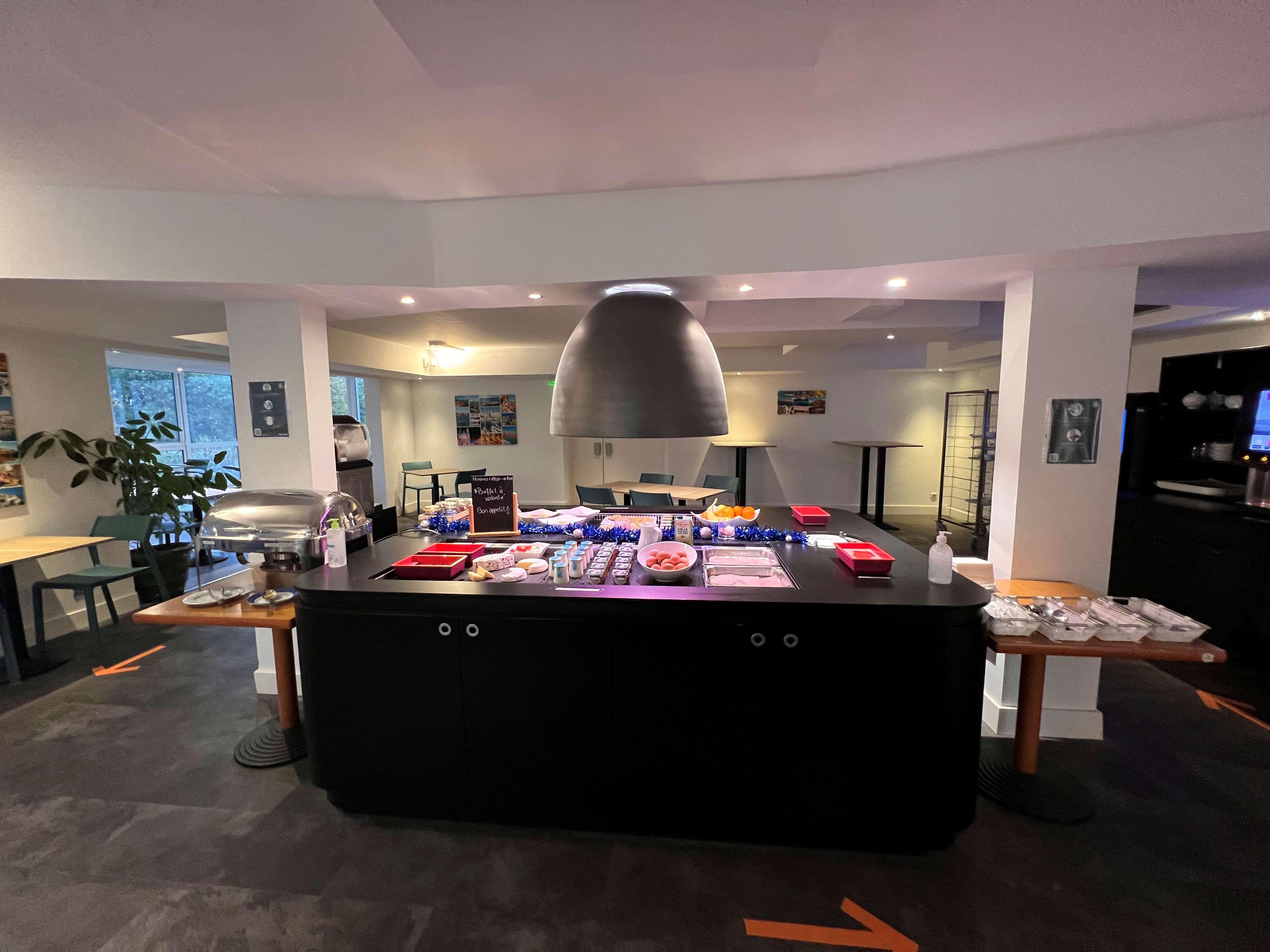 Hotel Restaurant Kyriad Frejus Bagian luar foto