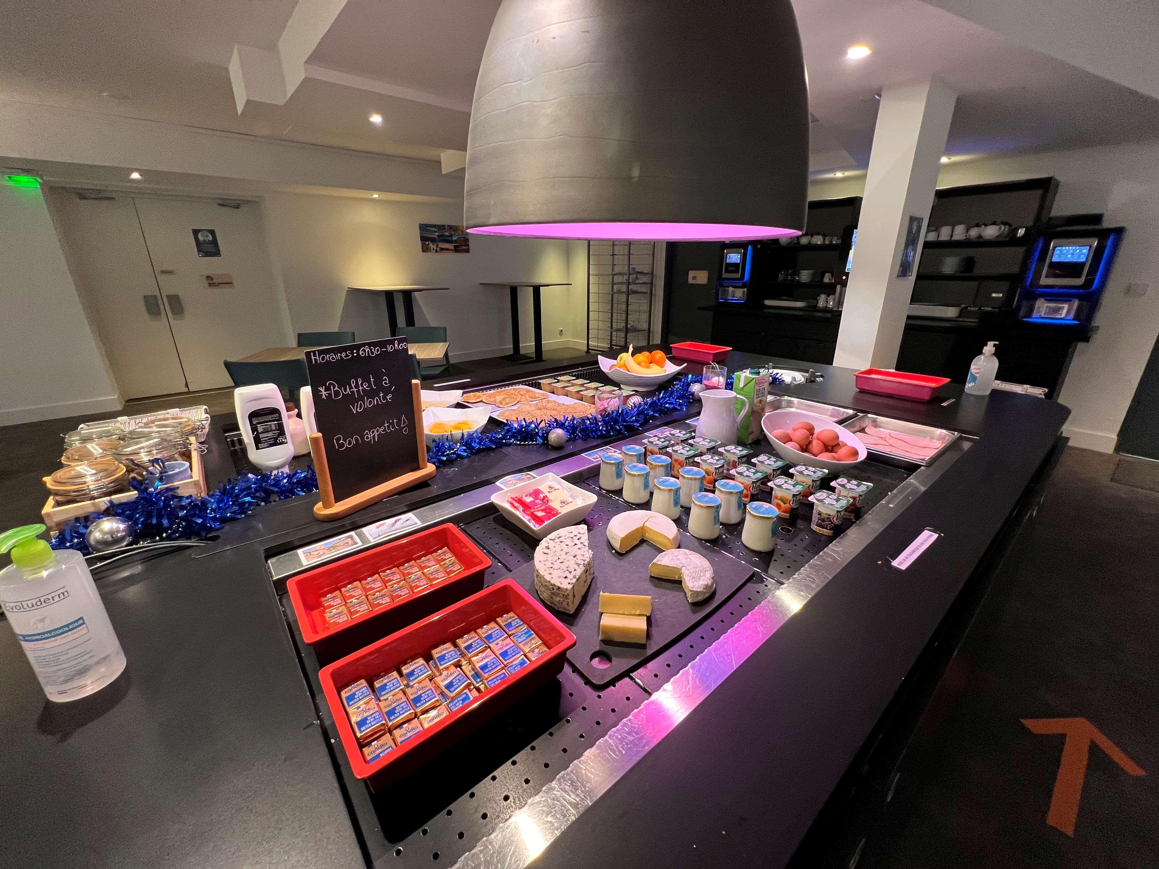 Hotel Restaurant Kyriad Frejus Bagian luar foto