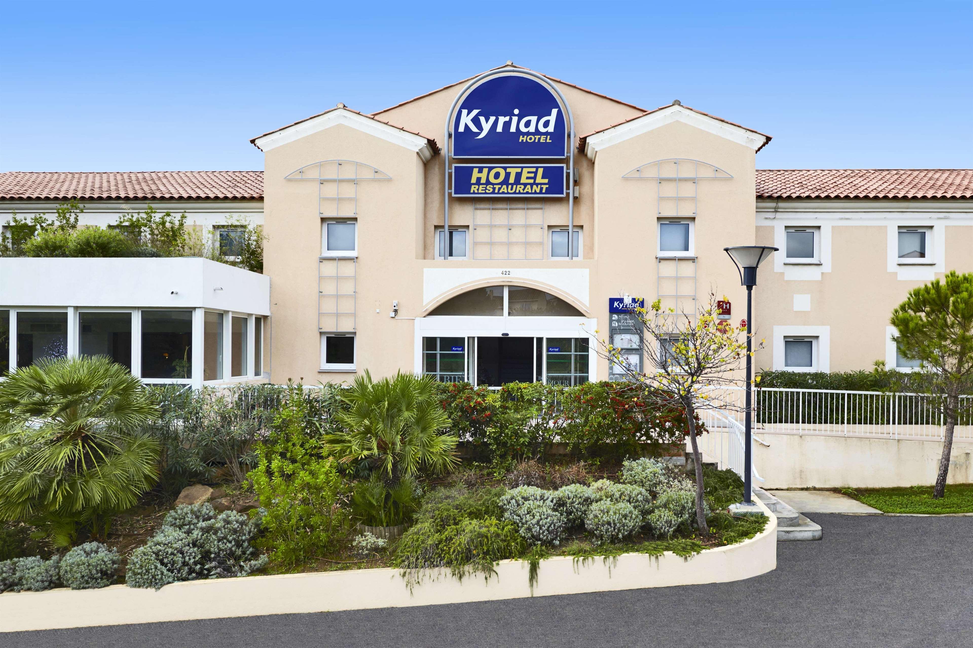 Hotel Restaurant Kyriad Frejus Bagian luar foto