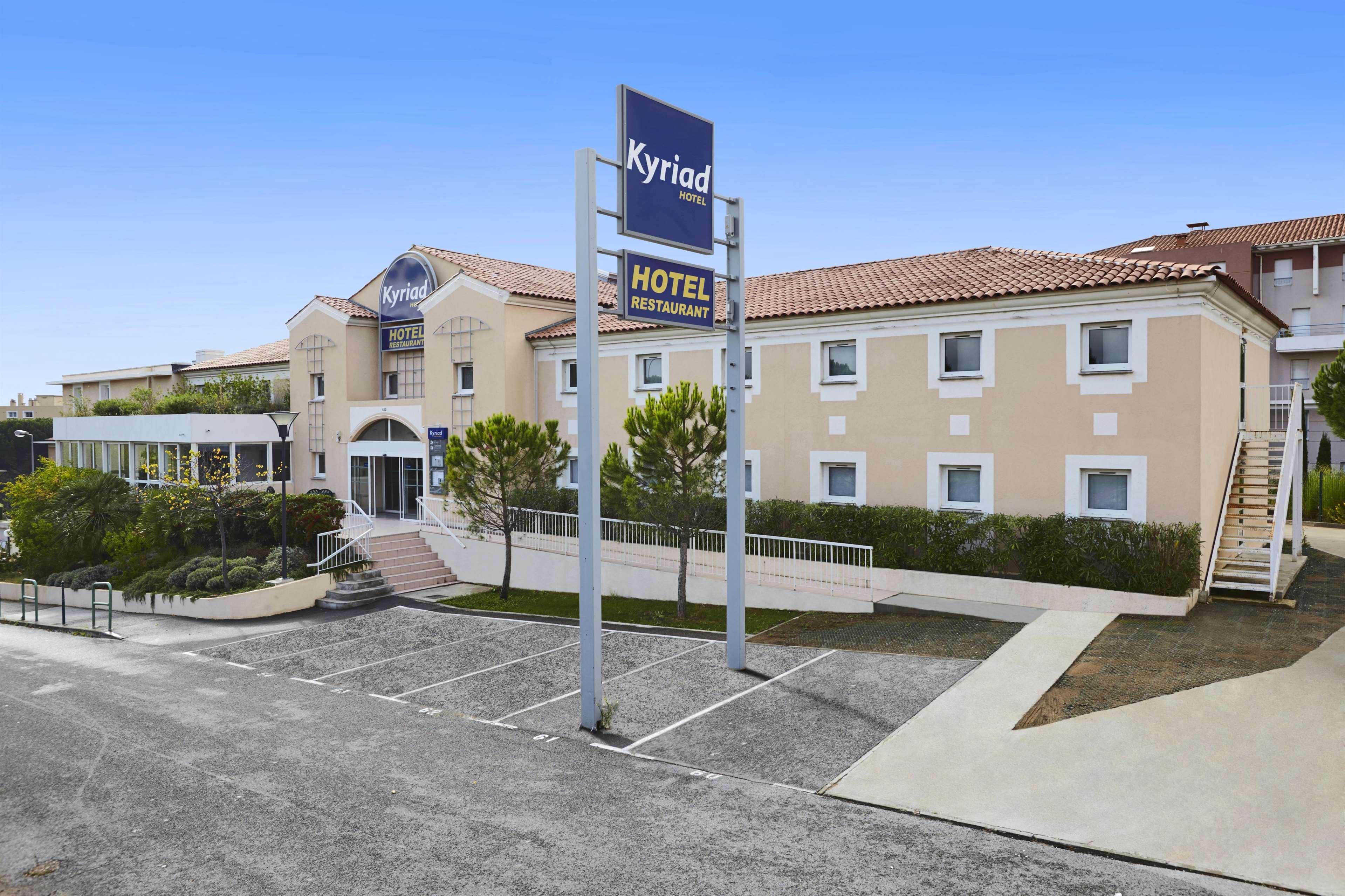 Hotel Restaurant Kyriad Frejus Bagian luar foto