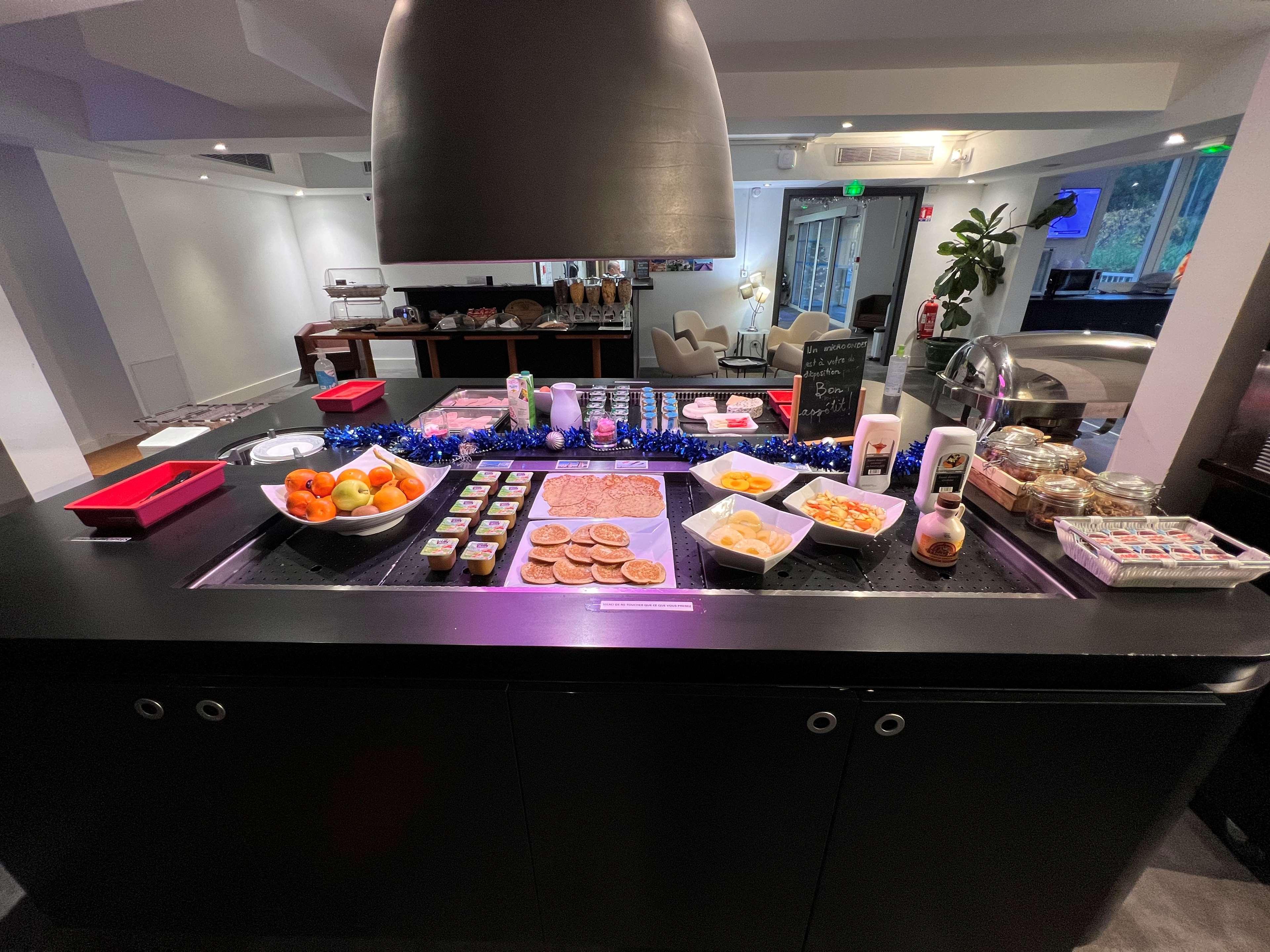 Hotel Restaurant Kyriad Frejus Bagian luar foto