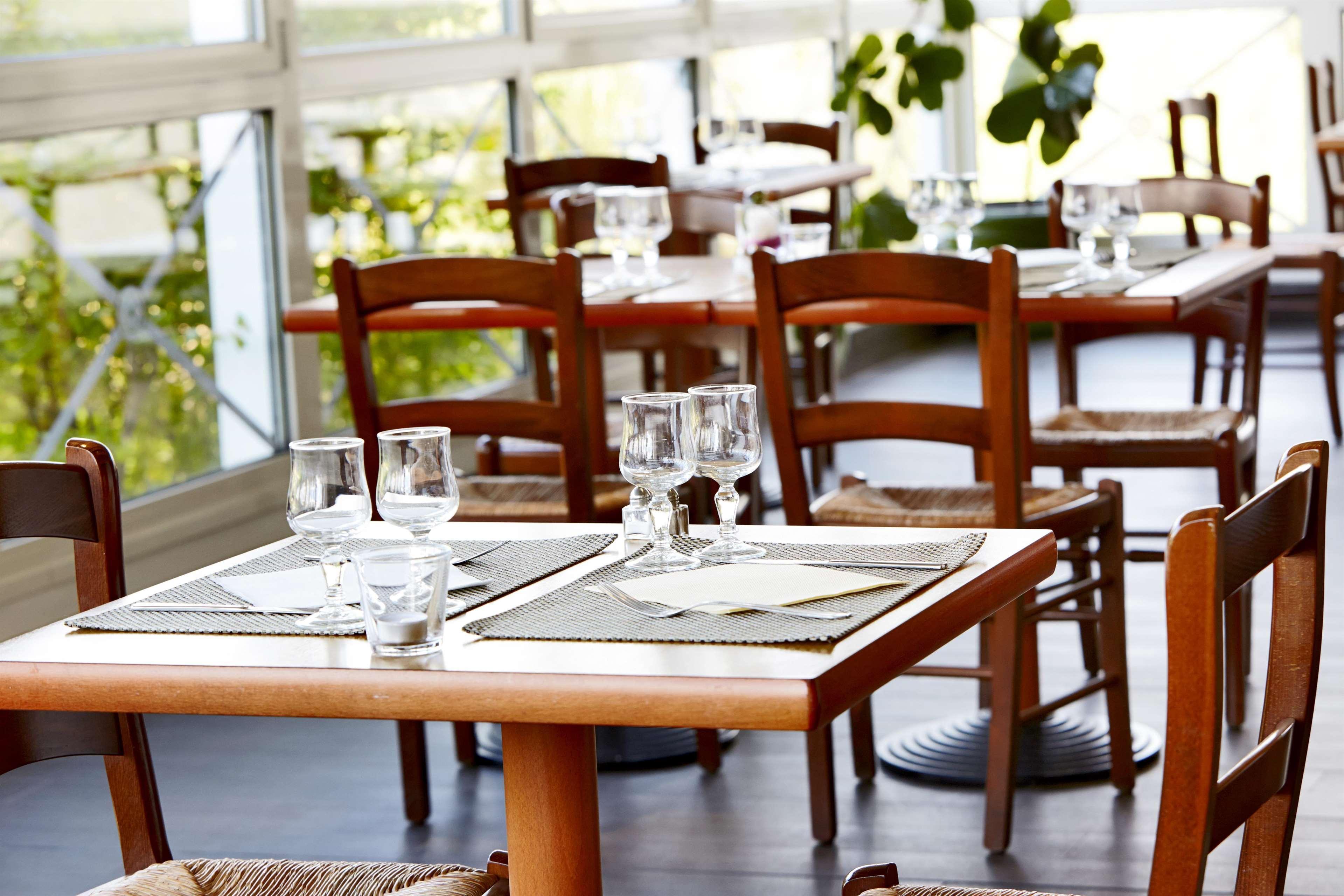 Hotel Restaurant Kyriad Frejus Bagian luar foto