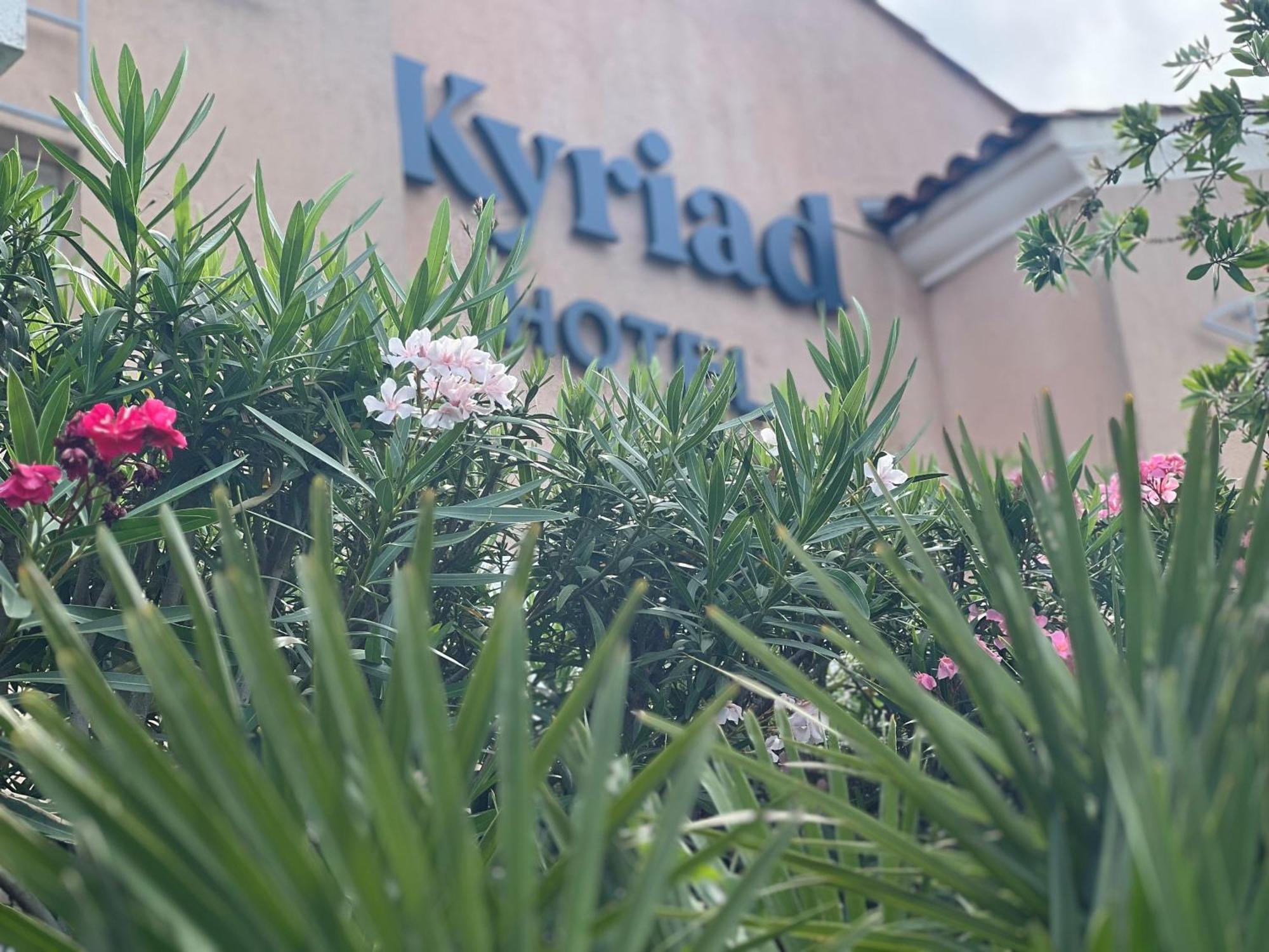 Hotel Restaurant Kyriad Frejus Bagian luar foto