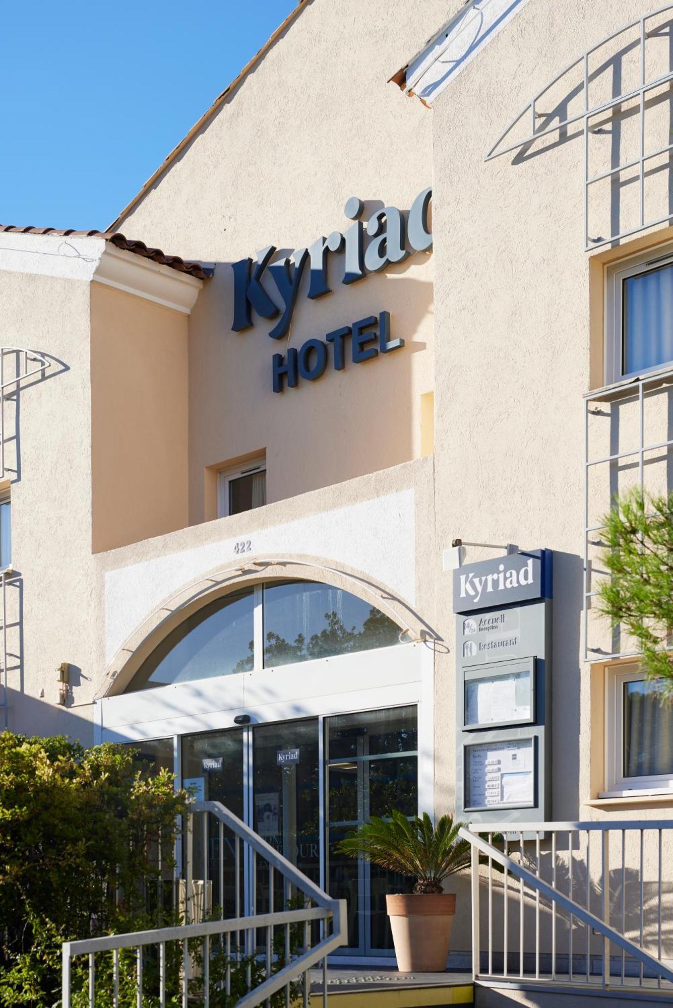 Hotel Restaurant Kyriad Frejus Bagian luar foto