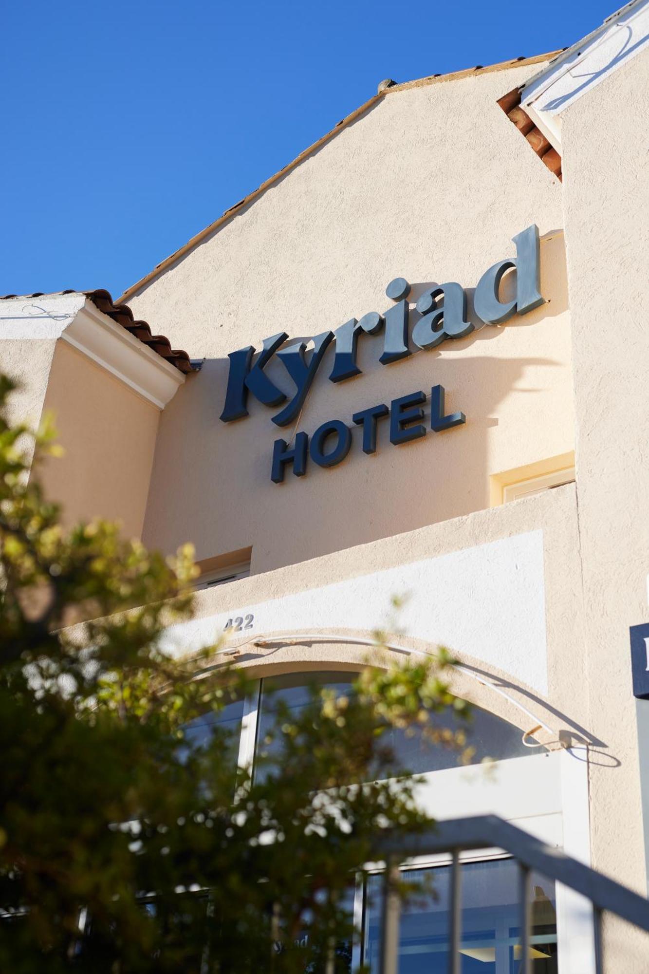 Hotel Restaurant Kyriad Frejus Bagian luar foto
